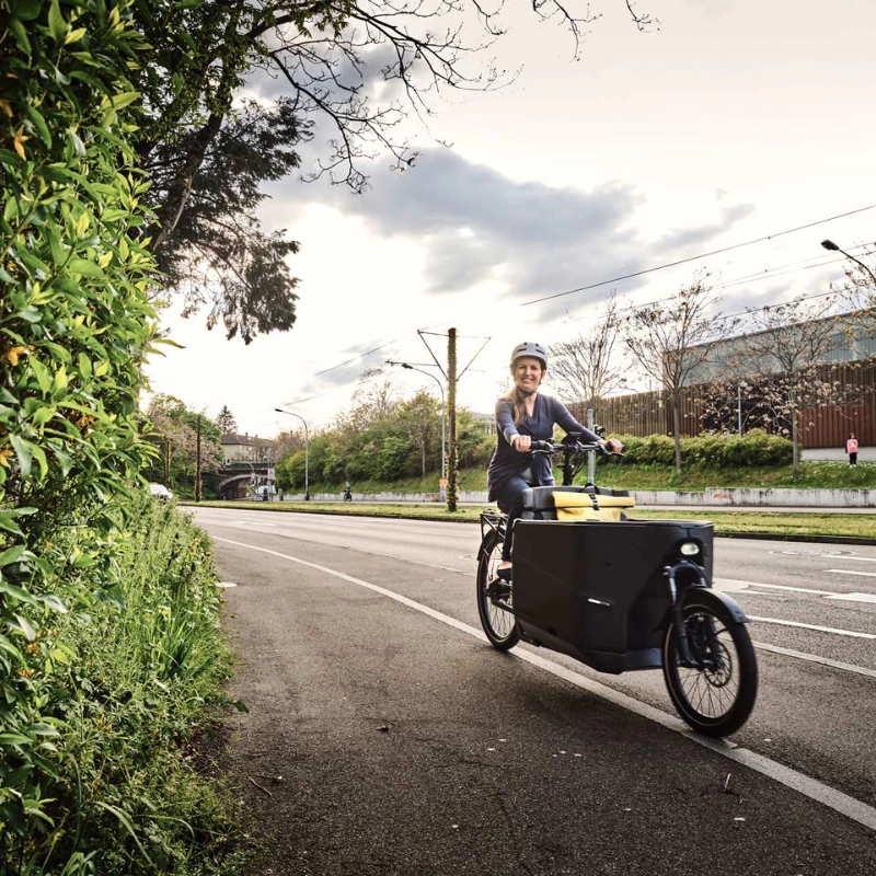 Eine selbstständige Pendlerin auf dem Lastenrad Eine selbstständige Pendlerin auf dem Lastenrad