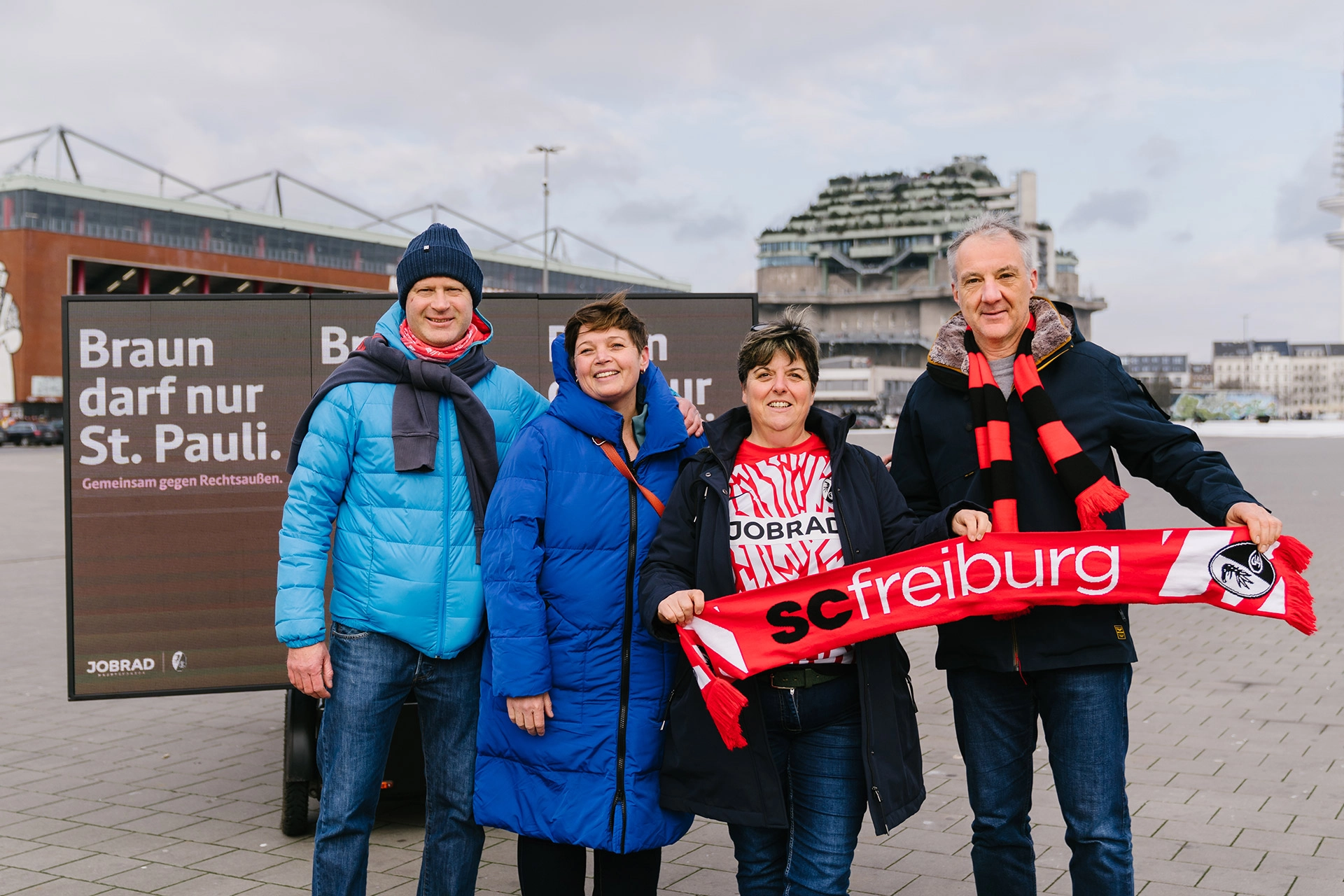 Gruppe SC-Fans vor LED-Wand der Aktion "Braun darf nur St. Pauli" vor dem Stadion in Hamburg Gruppe SC-Fans vor LED-Wand der Aktion "Braun darf nur St. Pauli" vor dem Stadion in Hamburg